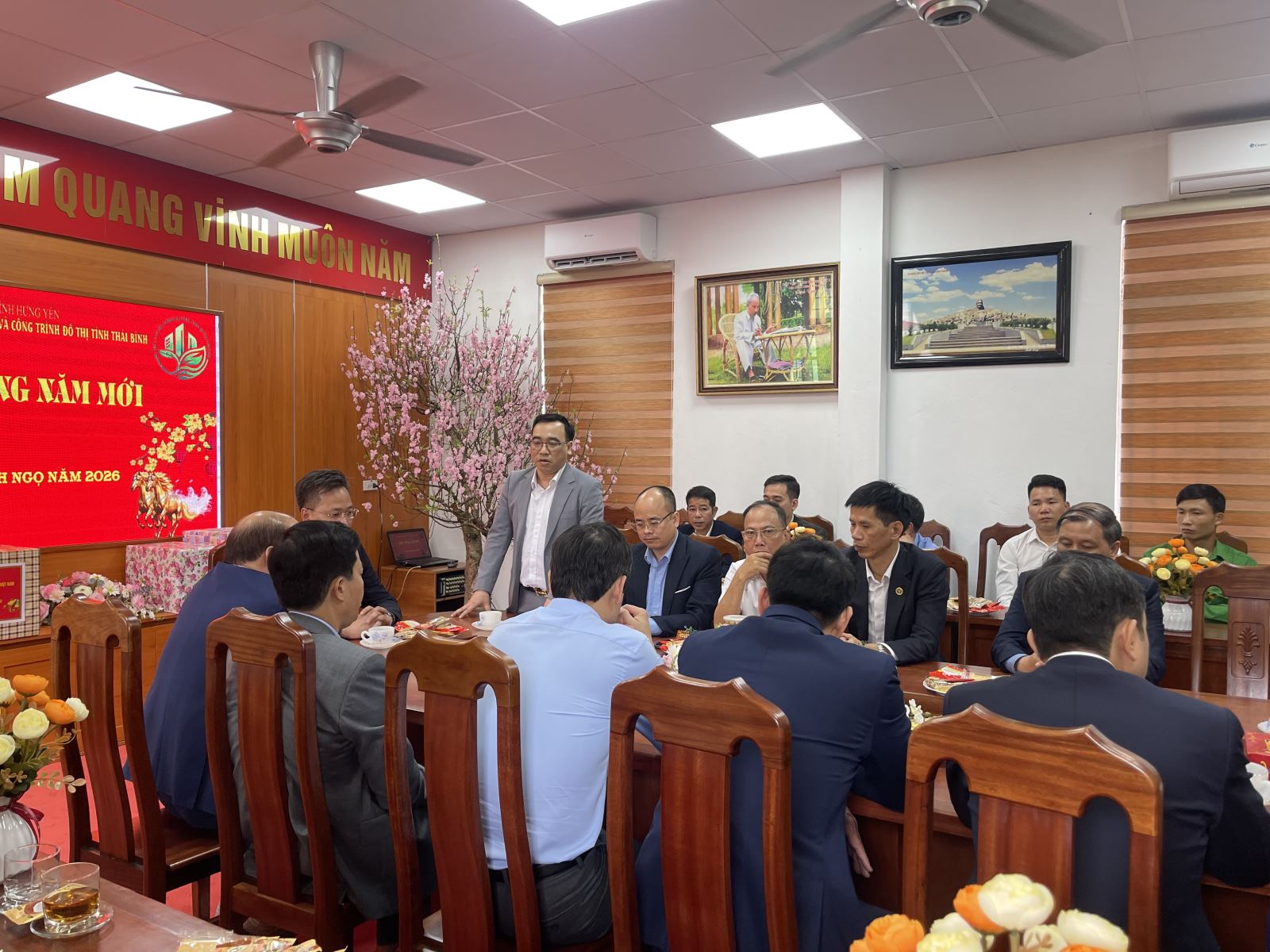 Đồng chí Hoàng ANh Dương - CHủ tịch Hội đồng quản trị Công ty báo cáo về tình hình công tác phục vụ dịp Tết Nguyên đán và đêm giao thừa