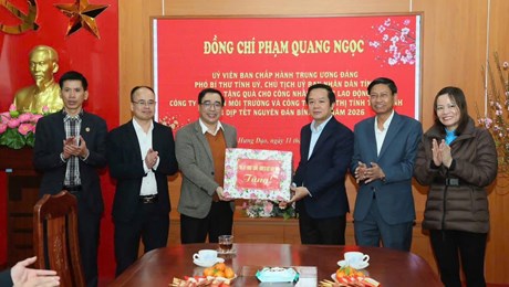 ĐỒNG CHÍ PHÓ BÍ THƯ TỈNH UỶ, CHỦ TỊCH UBND TỈNH HƯNG YÊN THĂM VÀ TRAO QUÀ TẾT CHO CNNLĐ NHÂN DỊP TẾT NGUYÊN ĐÁN BÍNH NGỌ 2026